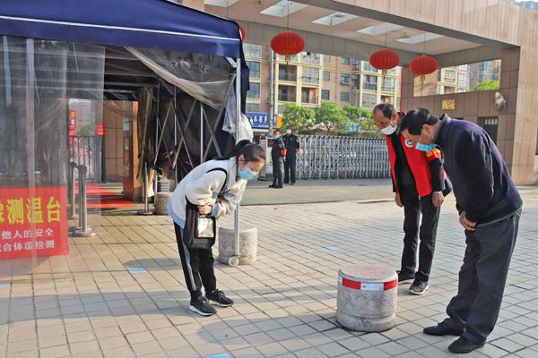 中学生返校复课弯腰行礼向老师表达感恩