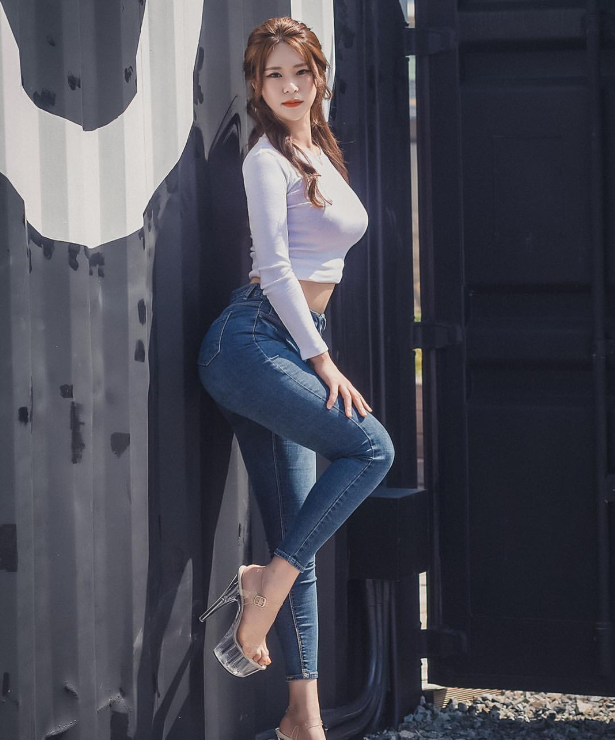 简单大方的牛仔裤美女,干干净净的显青春感