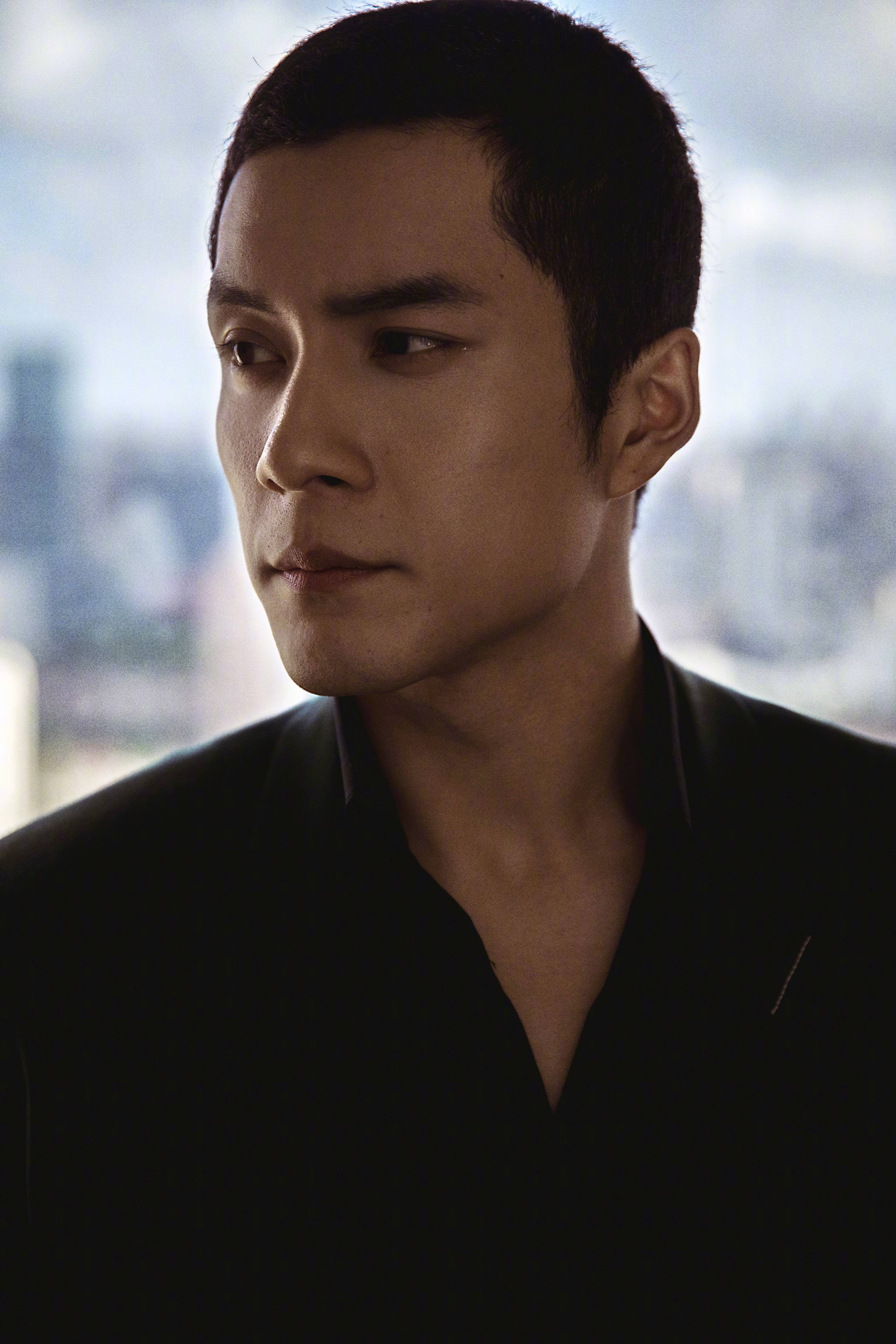 深夜放毒:韩东君小平头 绿色套装,笑起来简直就是雅痞本人了!