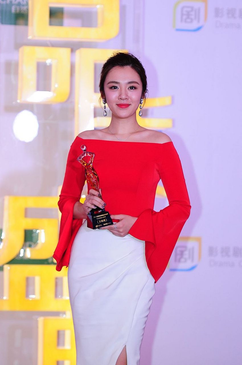 有一次,王晓晨和张嘉译拍一场戏,没打招呼,王晓晨就直接亲上去了,导演