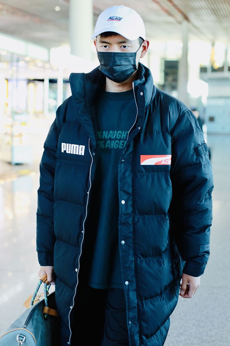 李现街拍:puma羽绒服lv老花行李袋 彩红球鞋高大帅气