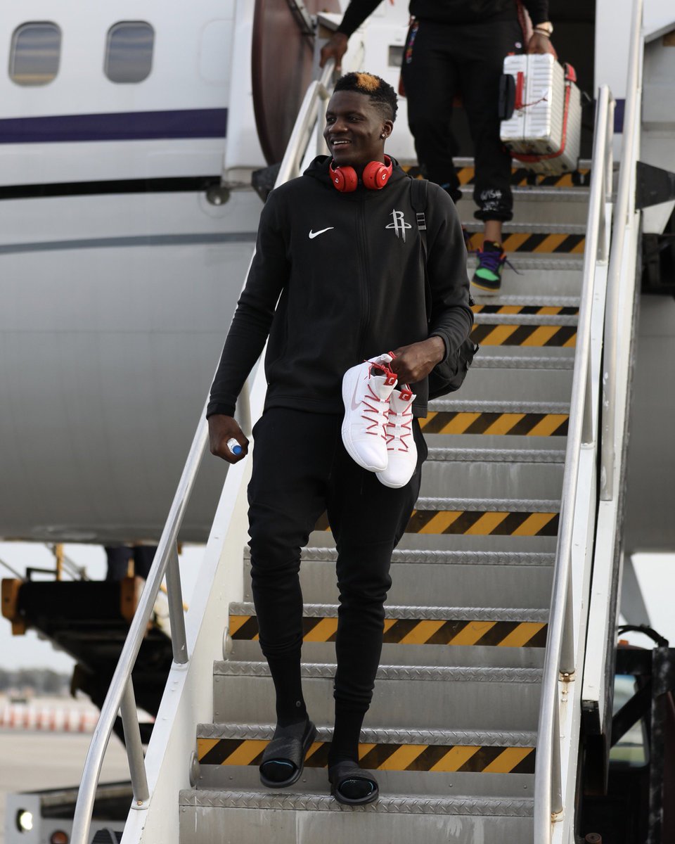 火箭众将抵达新奥尔良:卡佩拉手拿球鞋出镜