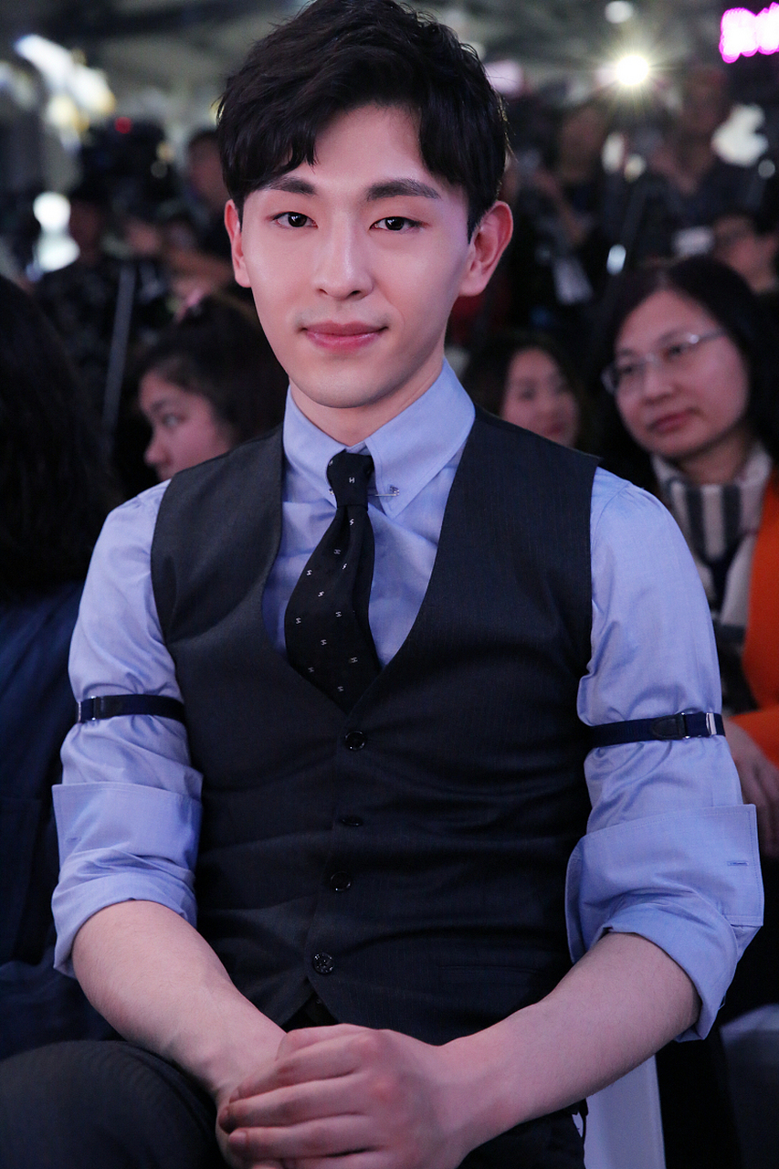 邓伦1992年出生在河北石家庄,2012年开始演艺事业,凭借帅气的外貌和