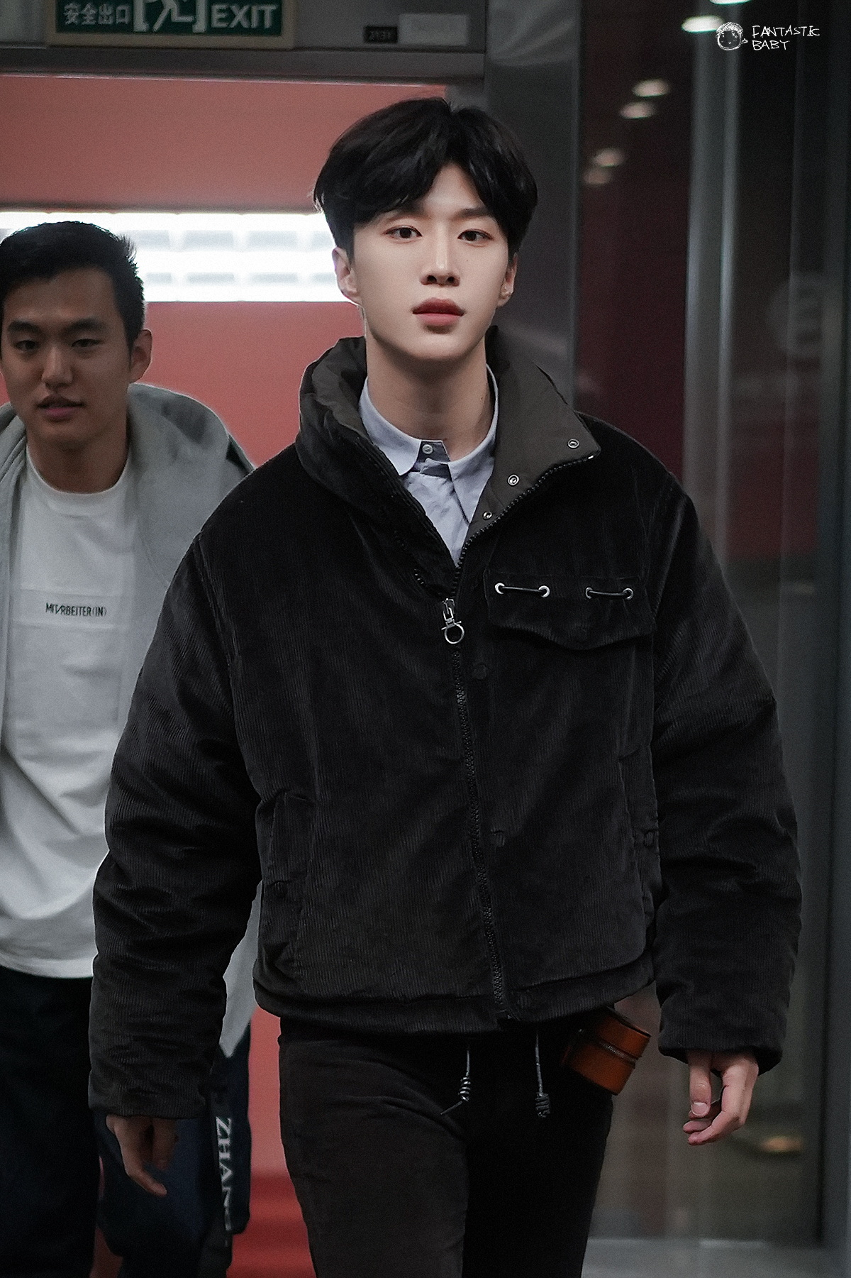 全身菲拉格慕男孩福西西上线 橘色水桶包挂饰尽显可爱气息