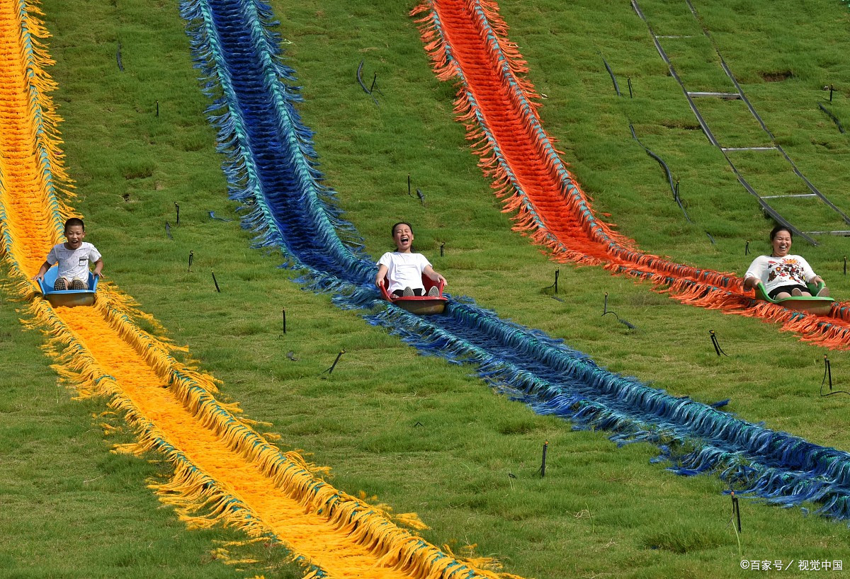 乌兰山草原滑草,绿坡滑行刺激好玩,夏日活动超开心!