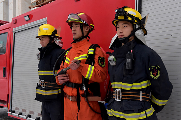 喀什市消防大队全力为"2019新疆喀什冬春服装节"保驾护航