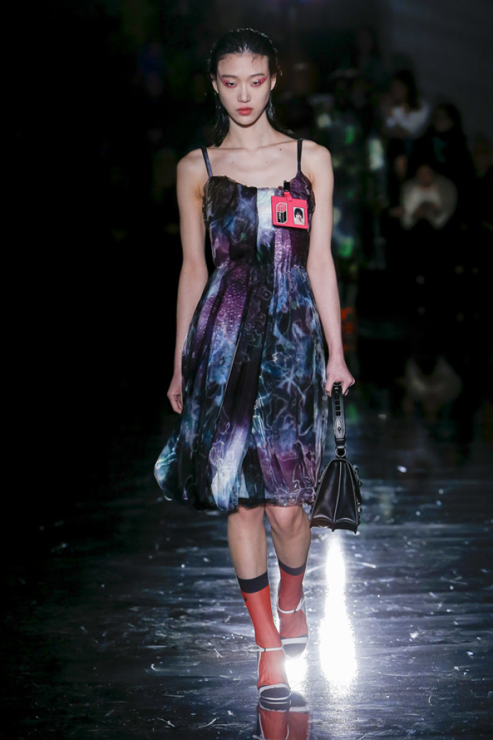 时装周:秀场大气华丽,模特走秀呈现迷人风姿,彰显魅力自我