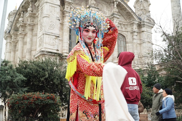 点赞国粹 男花旦惊艳土耳其