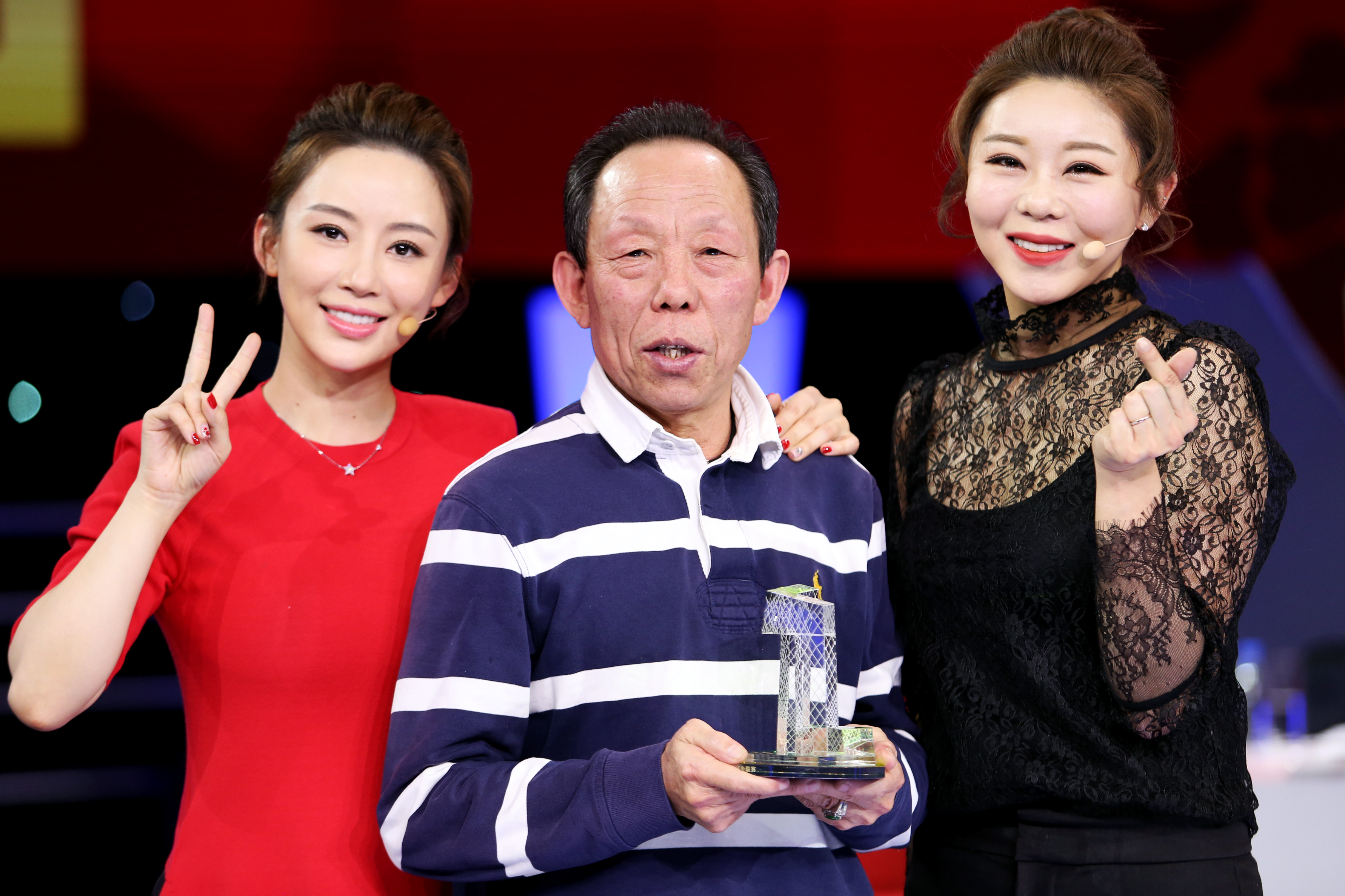 贺岁杯现场图集!潘晓婷金佳映举奖杯笑容太美,潘爸爸暖心颁奖!