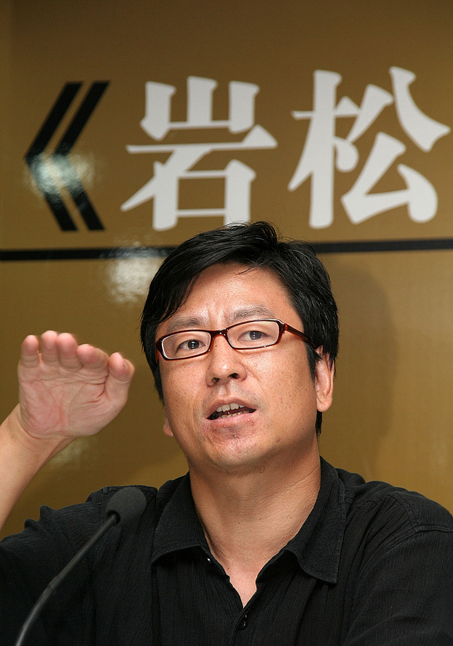 白岩松是中国著名的新闻评论员和主持人