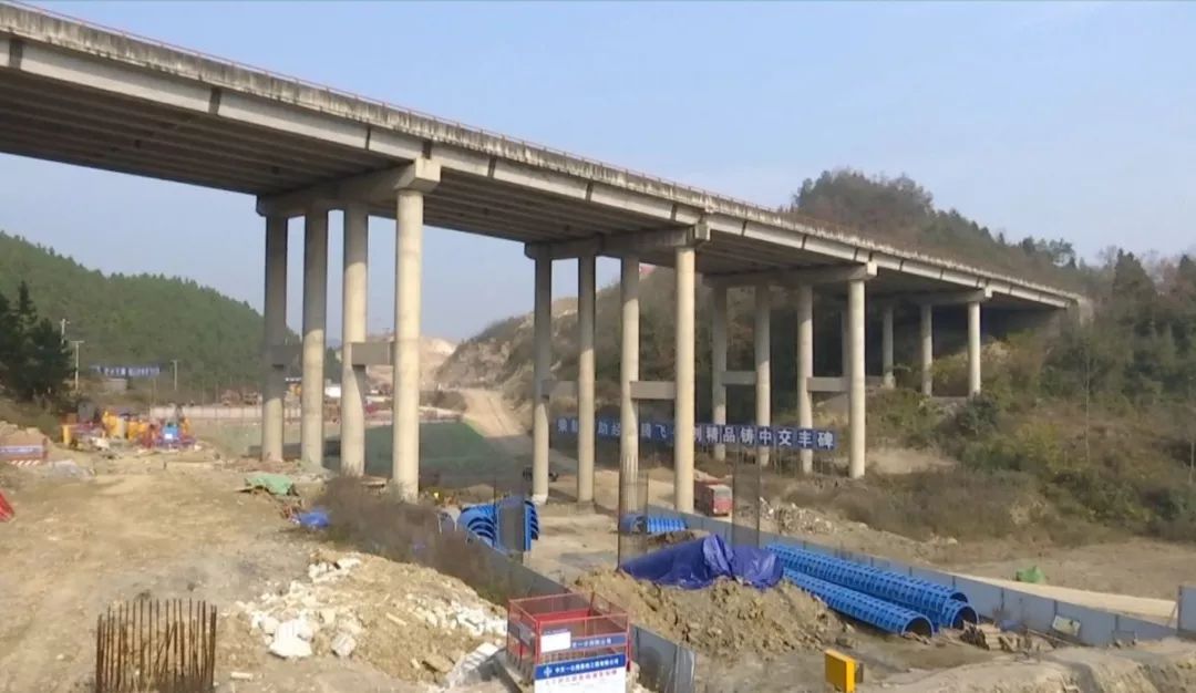 遵义新建的新龙快线双向十车道,全长6.02公里,总投资21亿元