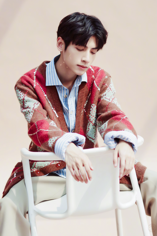 里面这件oversize,如果没看错的话,应该是云熙参加快乐大本营时穿的那