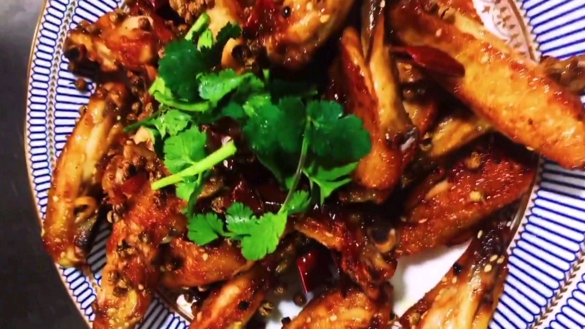 分享两种鸡翅的做法,干煸鸡翅,可乐鸡翅。好吃又好玩食欲大增!