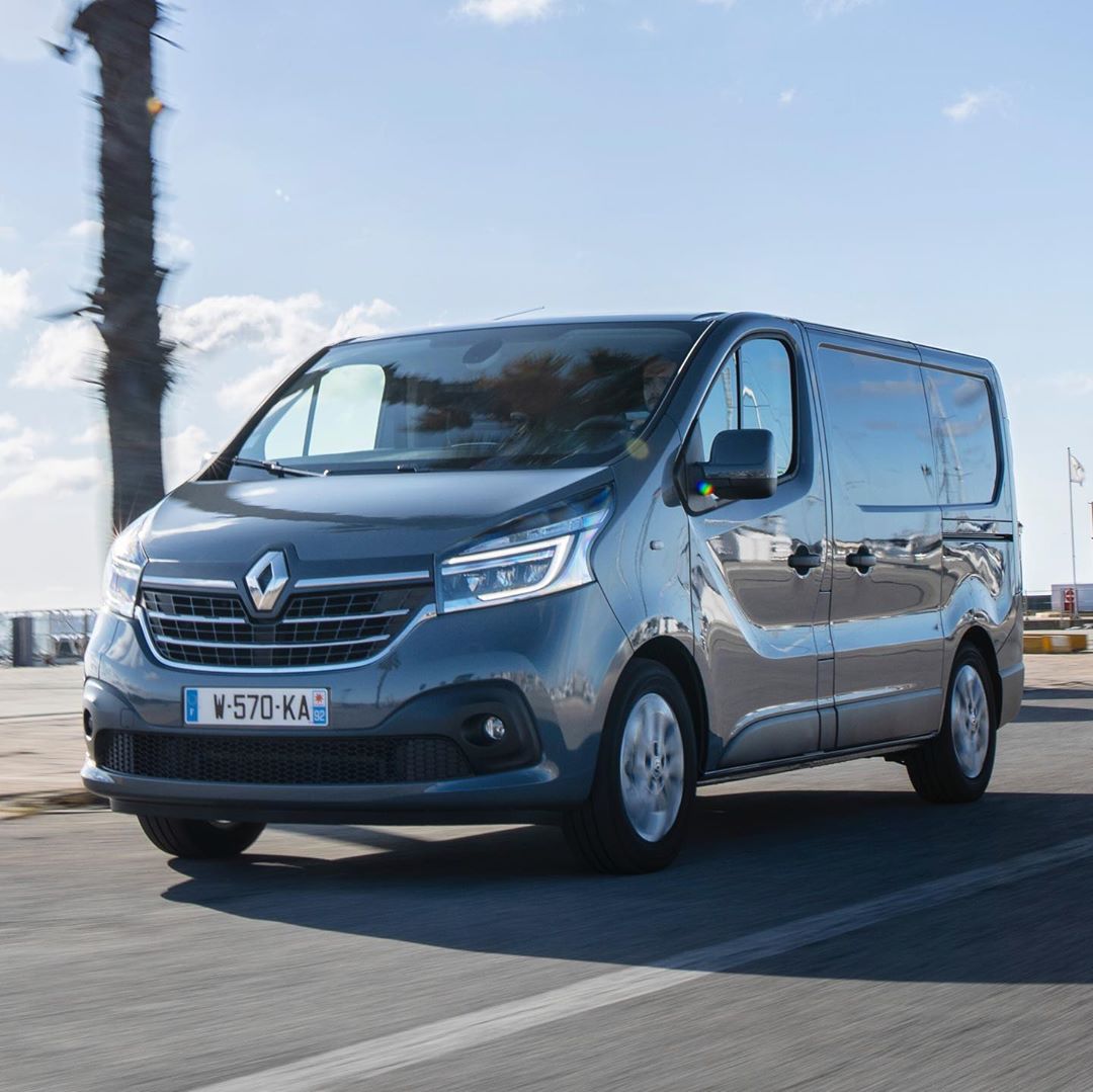 全新雷诺trafic面包车尾部