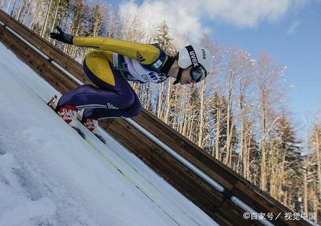 跳台滑雪就是运动员穿着滑雪板,沿着跳台倾斜道滑下去