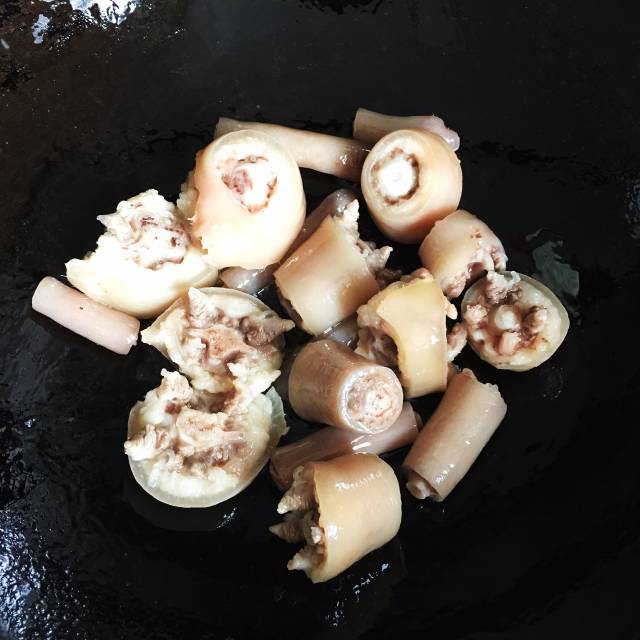 红烧猪尾巴,色泽红亮,咬一口香的流油