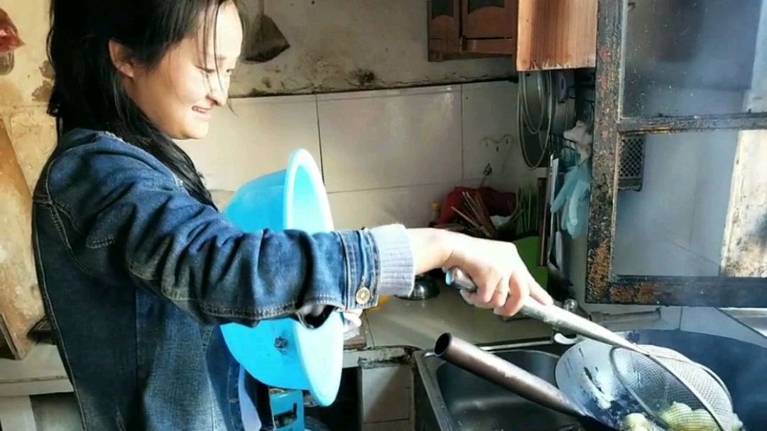 媳妇第一次做炸汤圆:制作过程一言难尽:出锅后没想到真好吃
