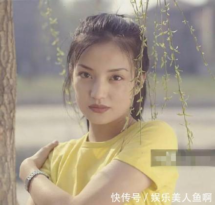 翻到赵薇刚出道时的旧照片真的是忍不住感叹,那时的赵薇真的可以用