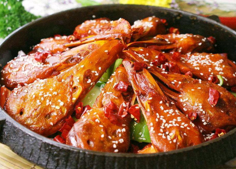 做成菜的鸭头很好吃,教大家怎么做干锅鸭头.