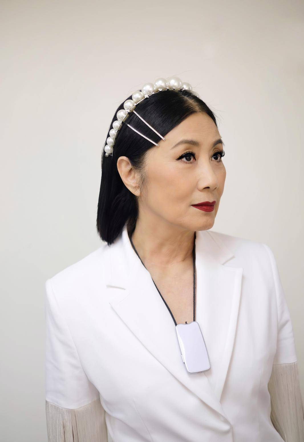 72岁汪明荃女王范儿十足!一身白色流苏西装现身活动,气场全开