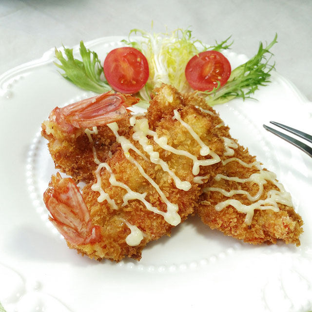 油炸食品虽然好吃但还是要少吃,吃的时候搭配蔬菜不容易上火.