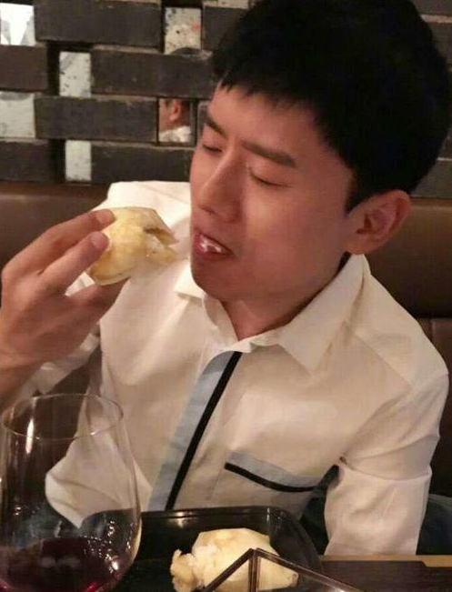 明星吃榴莲,易烊千玺可爱,张杰满足,杨子姗快住手