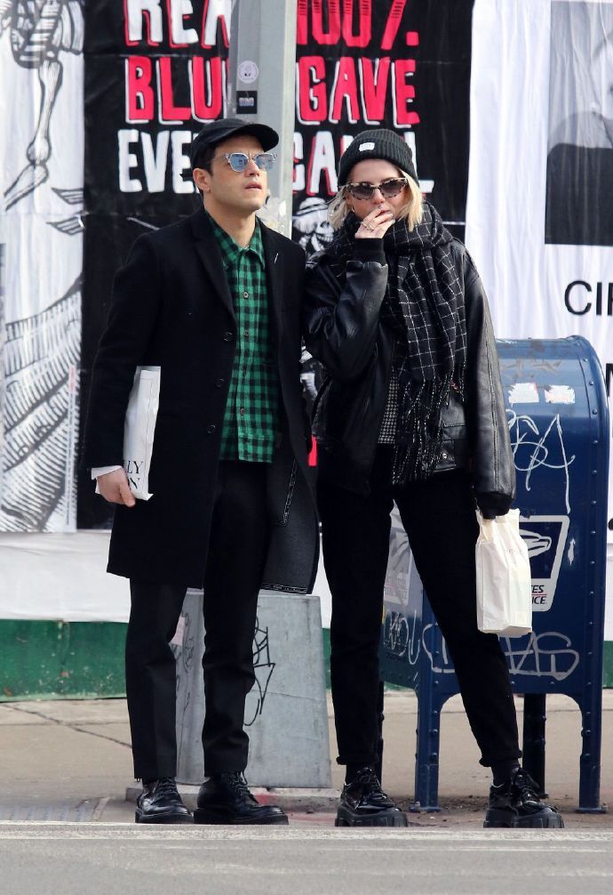 露西·宝通和男友同框,露西比拉米还要高一点,两人都是帅帅气气