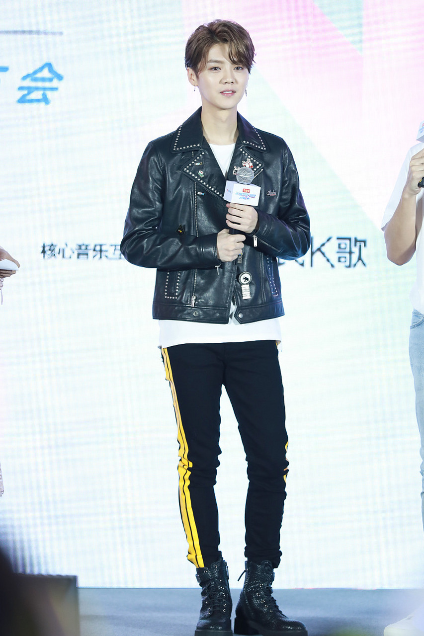 今天我想和大家分享一下鹿晗身上的纹身.