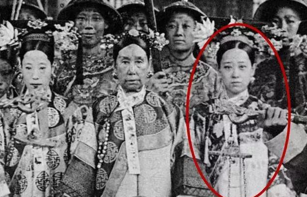 她堪称晚清第一美人,慈禧照相总会带上她,20岁守寡无儿无女