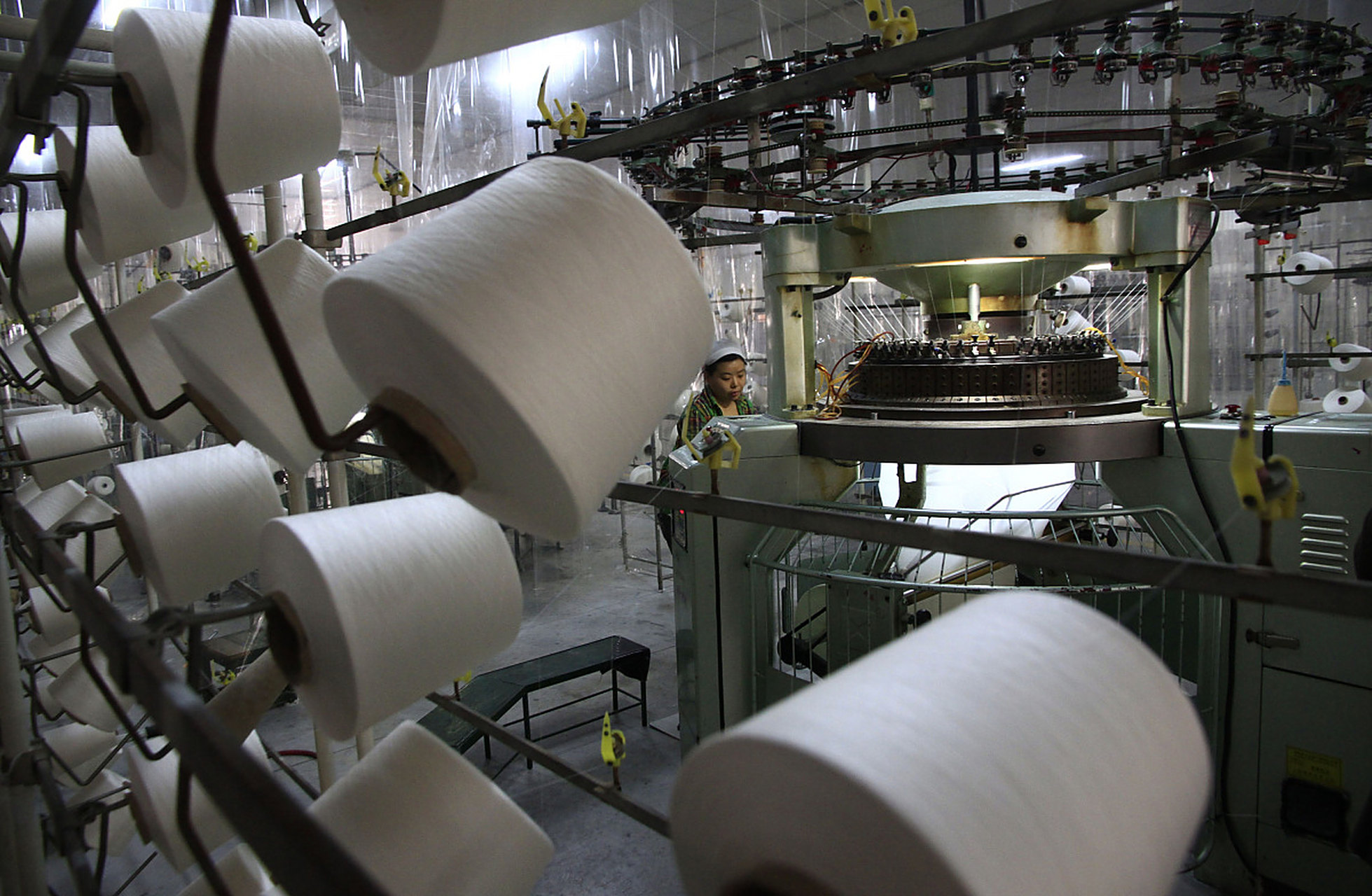 无纺布热轧机利用热轧工艺将无纺布原料加工成不同厚度和纹理的织物