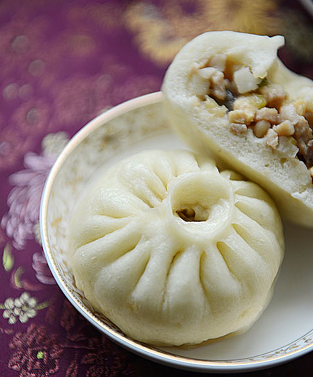 五丁包子,是扬州的名小吃,是在三丁包子基础上的一种创新,它是选用参