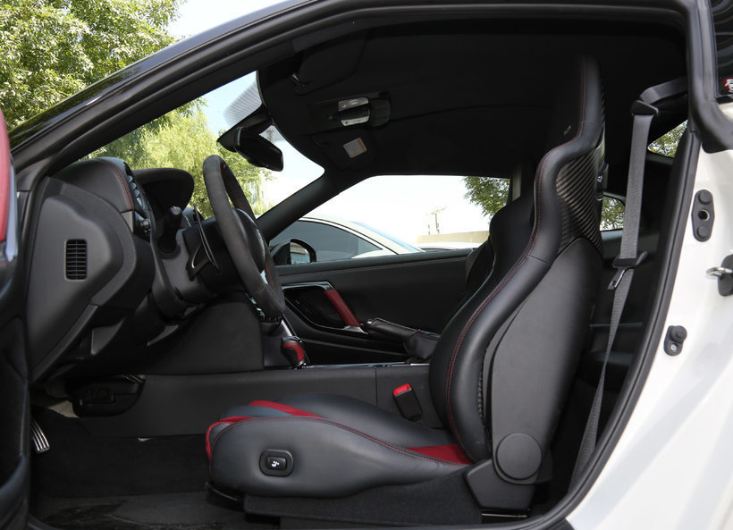 前排的整体空间非常大,坐在驾驶座位不论是腿部还是头部的空间都显得