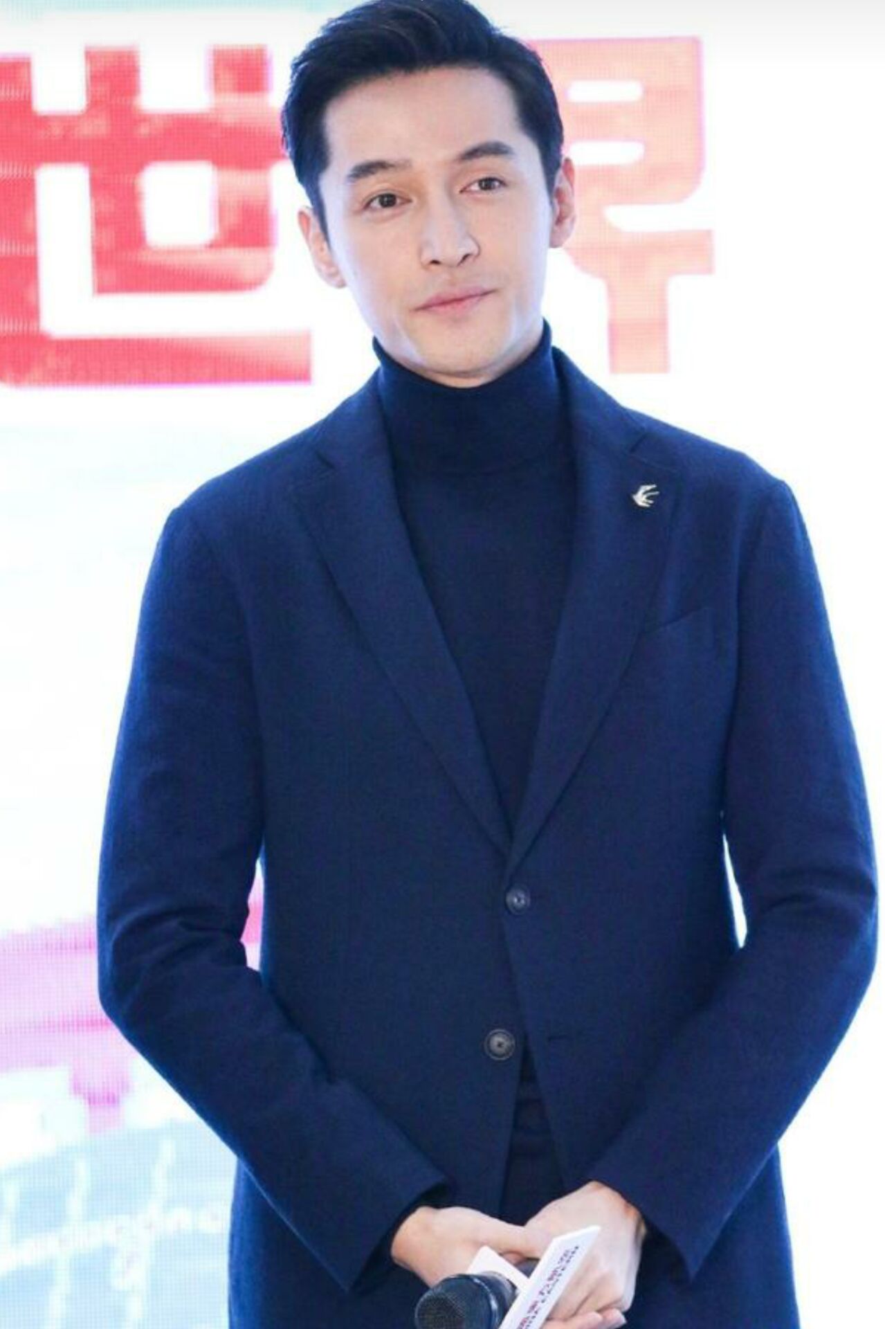 胡歌亮相上海,网友认成"李逍遥",帅到窒息