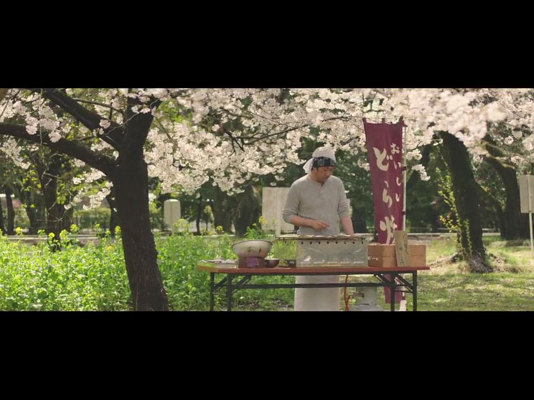 《澄沙之味》一个举止优雅的银发奶奶休闲地在人行道上踱步