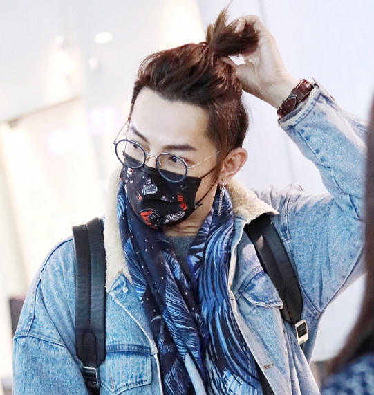 汪东城扎小辫戴花口罩潮装亮相,遇跟拍频繁整理发型超有偶像包袱