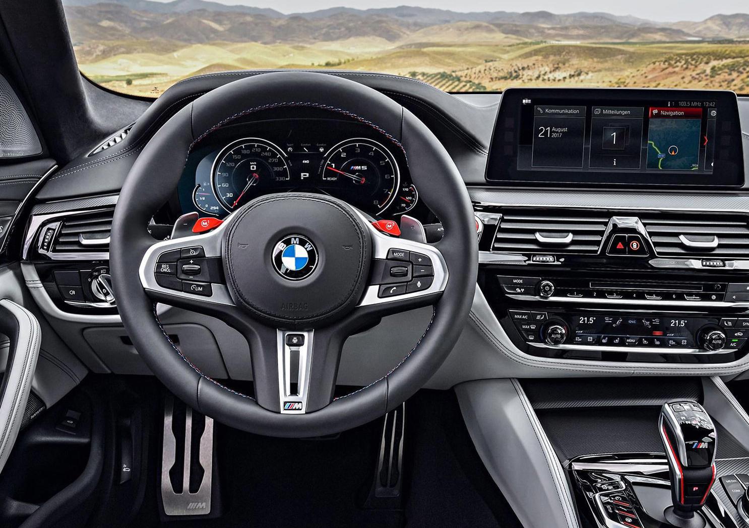 《宝马m5》仪表盘时尚,兼具艺术性,仪表盘很好看,品质不错,仪表盘反映