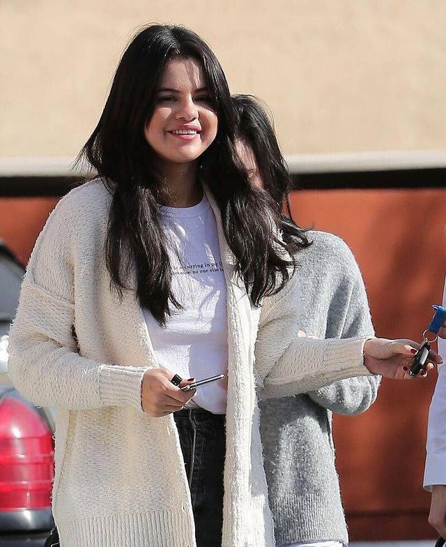 傻脸娜最新街拍曝光,脸q嘟嘟胖了看起来更可爱,网友:超重少女