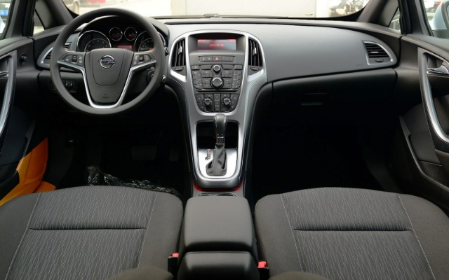 欧宝-雅特内饰大气,车身动感,座椅舒适