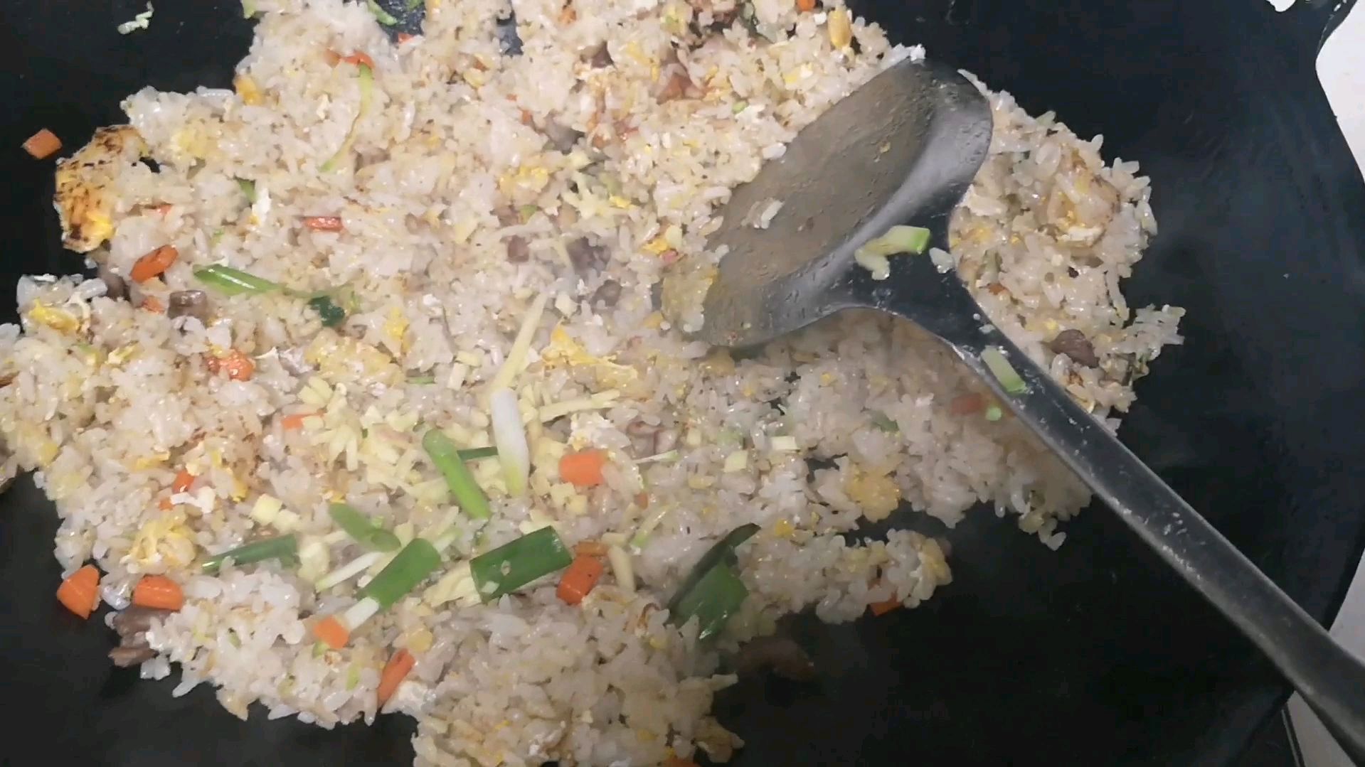 老家恩施的油炒饭,满满都是回忆,小伙又融入扬州炒饭做法太香了