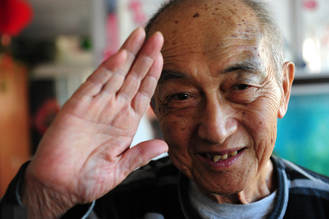 父亲去世2年,不小心拨通他的手机号,听到对方说话,儿子蒙住