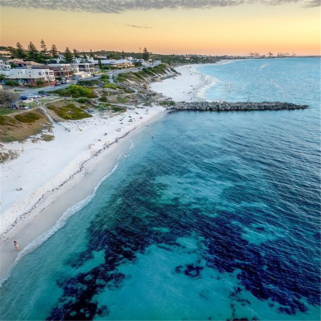 巴布新几内亚的美丽的海岸,清澈的海水