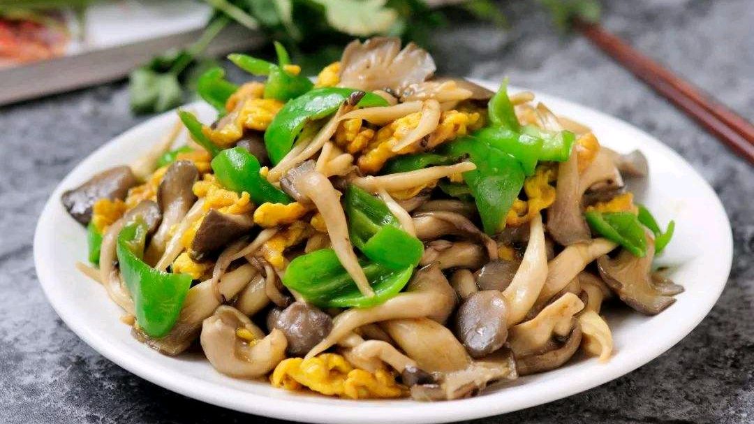 两道家常菜,平菇炒鸡蛋,油面筋炒青菜,分享给大家