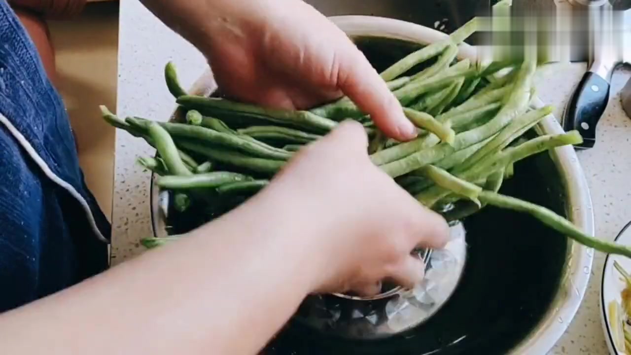 排骨炖豆角:排骨软烂,豆角香甜,一次吃一小盆米饭!做法简单!
