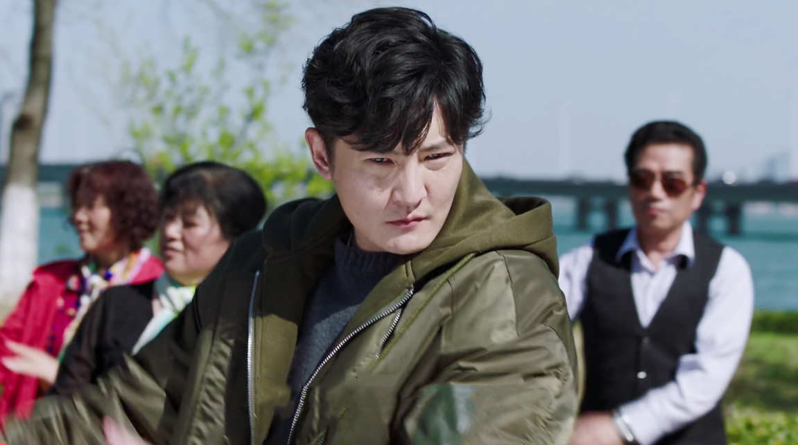 《都挺好》郭京飞扭广场舞,花式孝敬老爸,网友:你个魔鬼笑死我