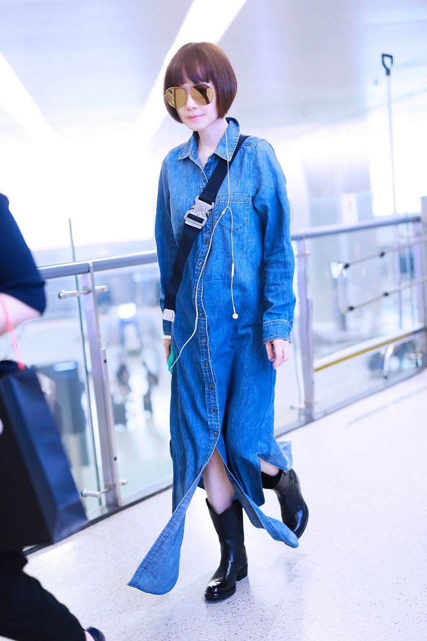 鲁豫,这个被大家熟知的瘦弱女子,一直以来都以她独特的风格和魅力吸引