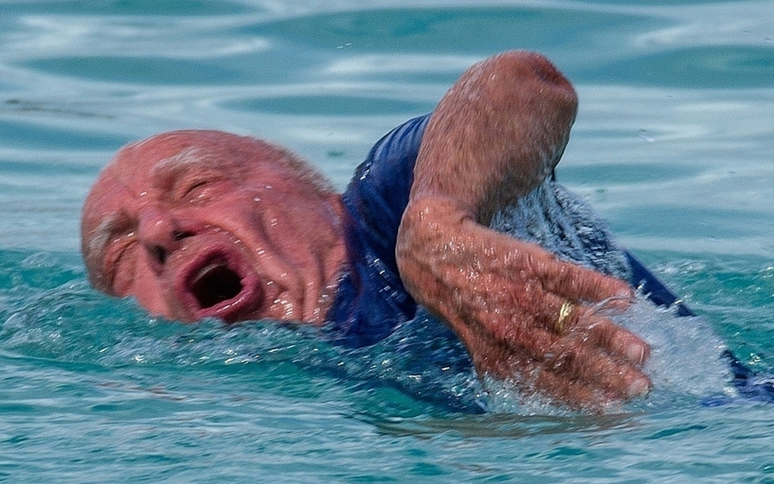 默多克虽然已经87岁高龄,但是和妻子在海边牵手漫步玩浪漫,甜蜜恩爱.