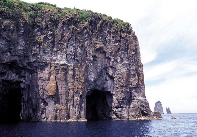 韩国郁陵岛,火山奇岩绝壁的地形,与大海完美结合