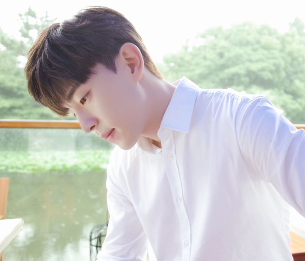 穿白衬衫的男星们,邓伦仿若校草,马天宇又是什么颜值?