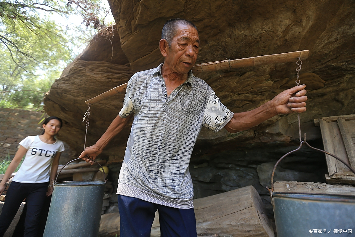 在庙里挑水的傻子,是自愿为庙里挑水,师傅说好好挑水,也能觉悟