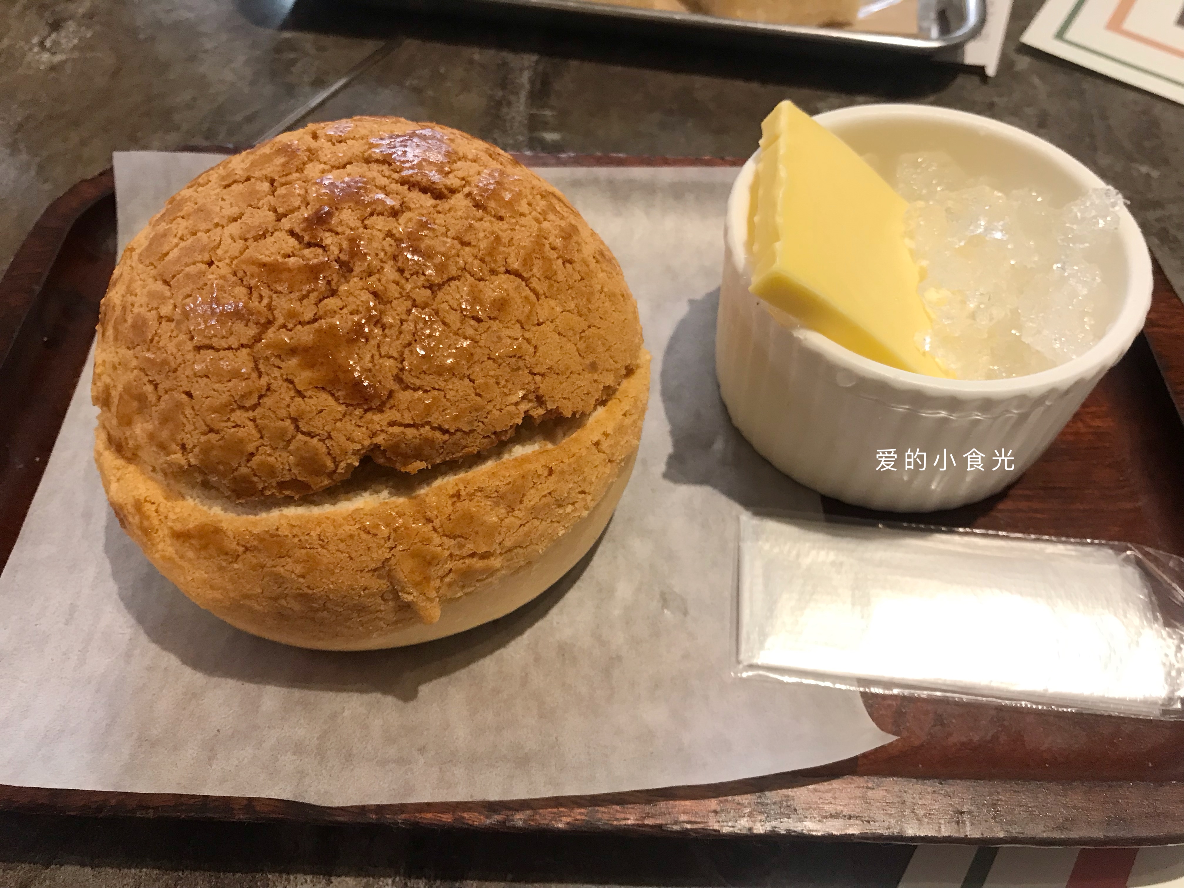 酥皮菠萝油,这是我的最爱,酥软的菠萝包夹着一块冰凉的黄油,咬一口软